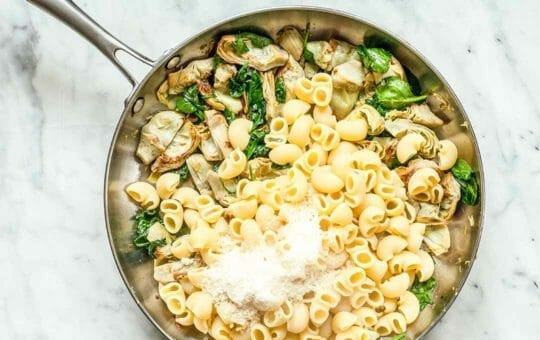 1. Этап. Паста с артишоками и шпинатом: 4. Затем выложите к ним макароны. Добавьте сыр и специи по вашему вкусу. Выдавите чеснок, добавьте в самом конце, как и смесь из сухарей и миндаля.