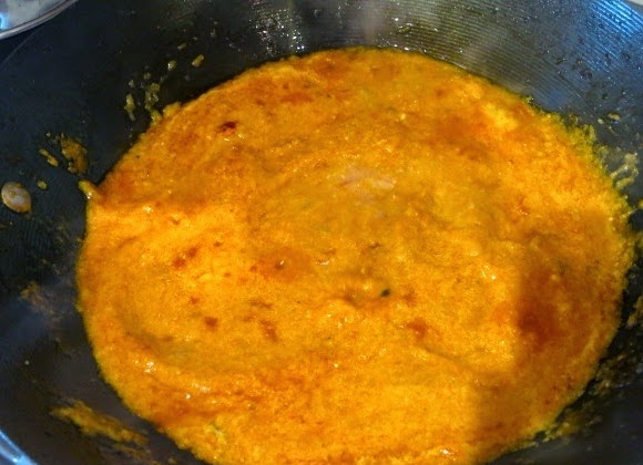 1. Этап. Фрикадельки с сюрпризом: 9. Тушите на среднем огне соус около 5 минут. После добавьте сметану или натуральный йогурт.