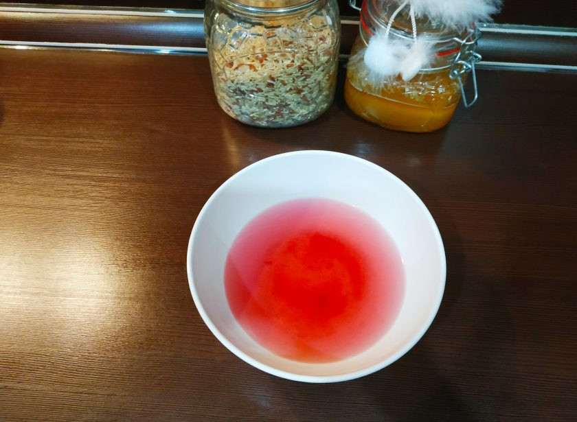 1. Этап. Праздничное желе: Итак начнем из основного слоя, в котором будет находится наш цветочек. Компот нагрейте, но до кипения не доводите. Всыпьте 2 пакетика желатина и размешайте до полного растворения желатина. Поставьте в холод застывать.