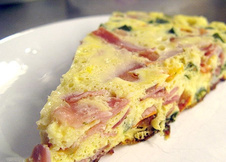 1. Этап. Яичница из страусиного яйца: Яичница из страусоного яйца не должна подгореть. Лучше она будет немного жирненькая снизу из-за избытка растительного масла. Подавайте горячей.