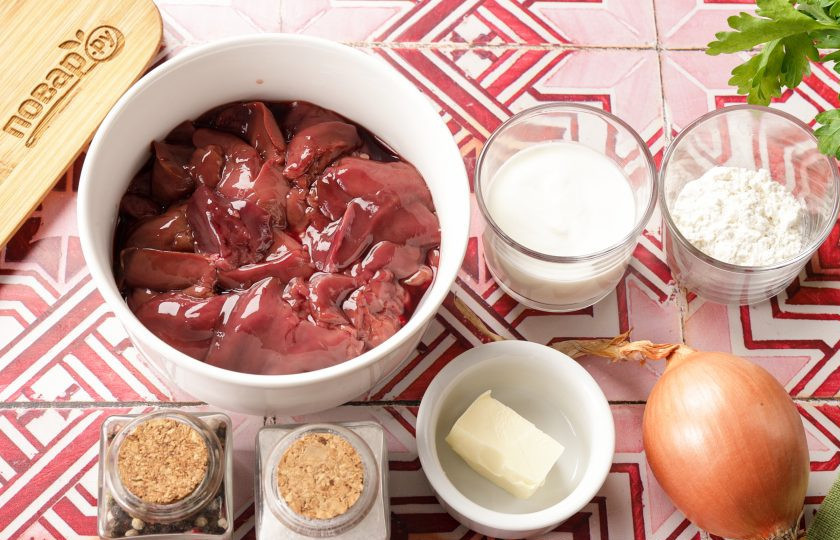 1. Этап. Печень в микроволновке: Подготовьте все ингредиенты по списку. Печень промойте и обсушите. Луковицу берите небольшую. Помимо соли и перца можете добавить любимые специи по вкусу.