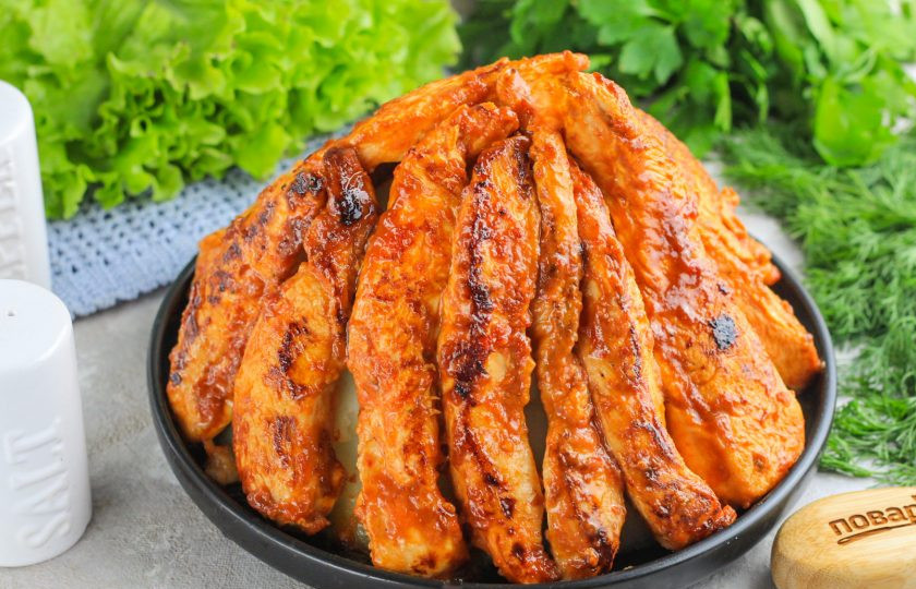 1. Этап. Мясо Дракона на Новый год: Картофельное пюре выложите на тарелку в виде горы, а вокруг него разместите обжаренное мясо в виде вулкана.