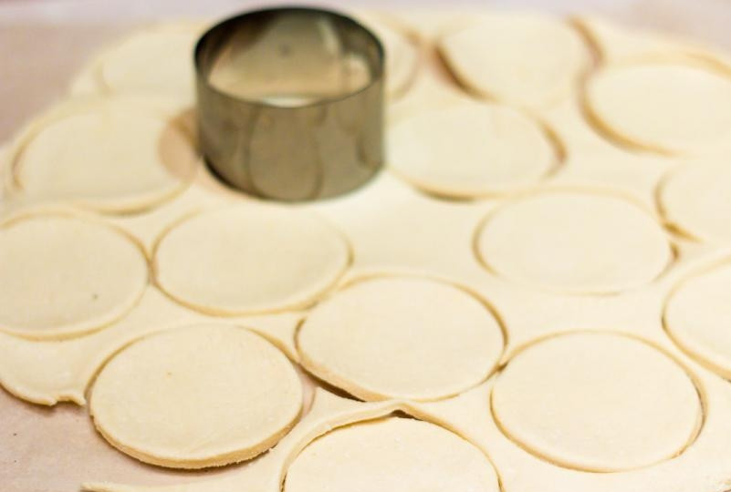 1. Этап. Творожное печенье Ушки: Затем раскатайте тесто в тонкий пласт. Вырежьте из него круги.