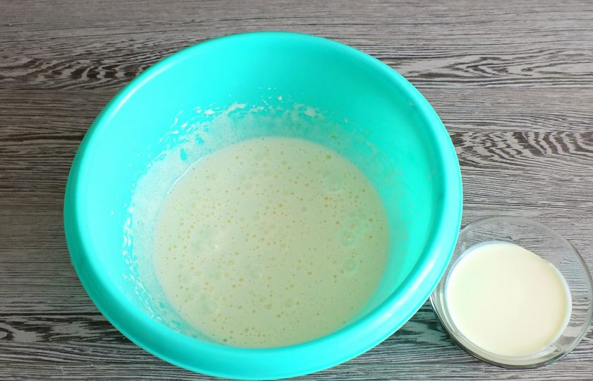 1. Этап. Пирог с бананами и киви: Добавьте сметану. Взбейте массу еще раз.