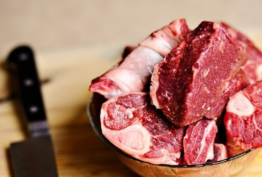 1. Этап. Простой рецепт плова из баранины: 1. Вымойте, обсушите мясо, нарежьте его довольно крупными кусочками.