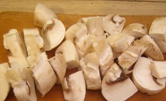 1. Этап. Куриная грудка с шампиньонами и сливками: 2. Грибы порежьте удобным способом.