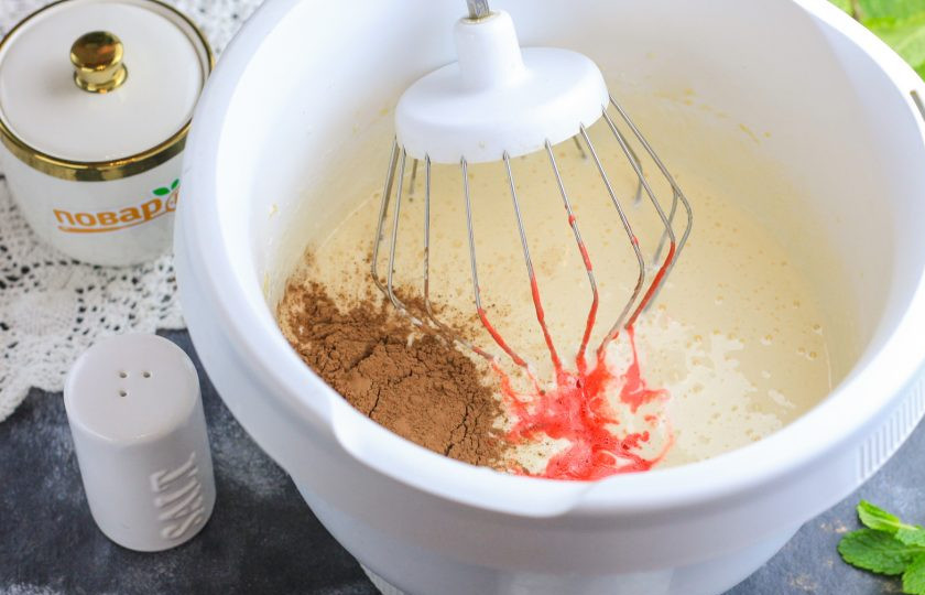 1. Этап. Торт Красный бархат с творожным кремом: Влейте во взбитую массу красочный кефир с маслом и всыпьте какао. Аккуратно все перемешайте.