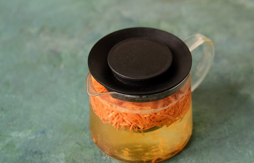 1. Этап. Морковный чай: Залейте кипяток в чайник, дайте настояться 7 минут.