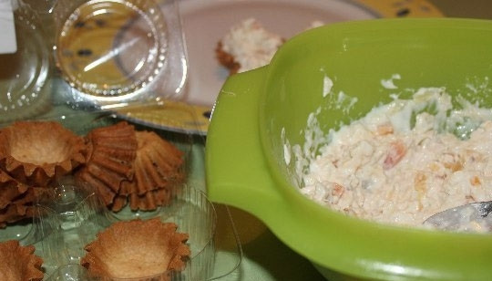 1. Этап. Тарталетки с курицей и ананасом: 6. Разложите начинку по тарталеткам и по желанию украсьте зеленью.