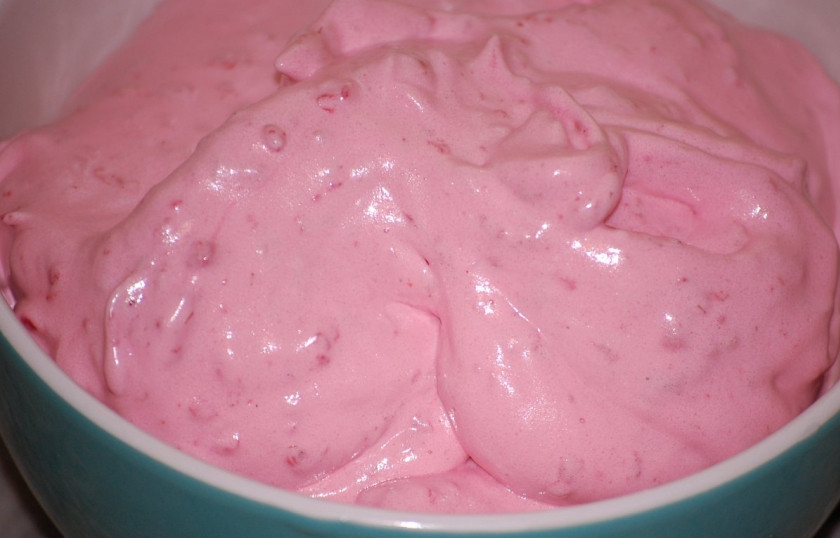 1. Этап. Бисквитный торт с мастикой: Для крема взбиваем охлажденные сливки, соединяем их с йогуртом и вновь взбиваем, постепенно добавляя клубничное пюре и настойку. Последним вводим земляничный джем. Вновь взбиваем крем.