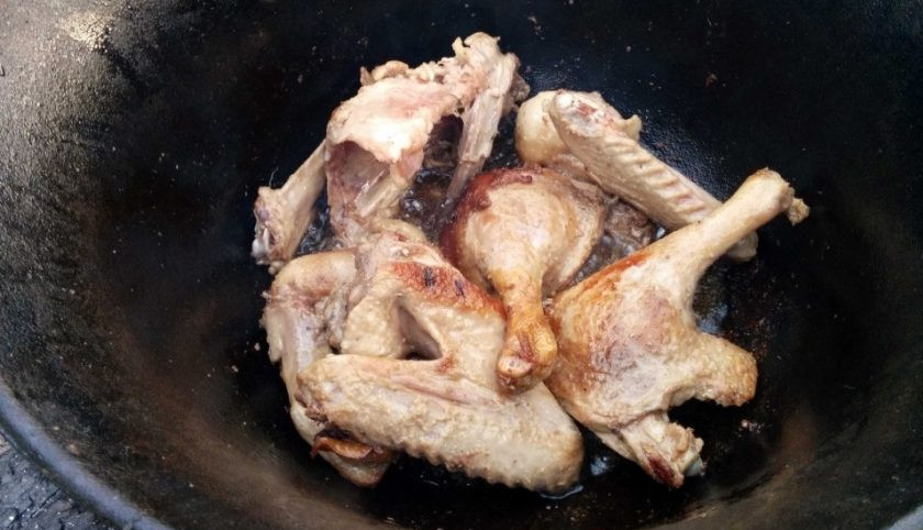 1. Этап. Гусь, тушенный кусочками с яблоками: 1. Мою птицу и разделываю на кусочки. Казанок разогреваю хорошенько и выкладываю в него самые жирные части тушки, обжариваю их, вытапливаю жир.