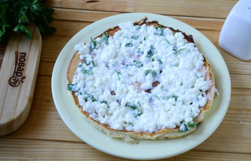 1. Этап. Белковый торт с куриной грудкой для сушки: Начинайте собирать торт. Первый белковый блин смажьте творожной массой.