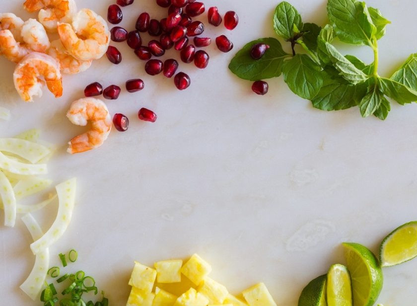 1. Этап. Салат Креветки с ананасом: 1. Мою лайм и разрезаю его на дольки (так легче выдавливать сок). Креветки у меня отварные и очищенные. Измельчаю зеленый лук, фенхель нарезаю тонкими кусочками. Ананас нарезаю кубиками.