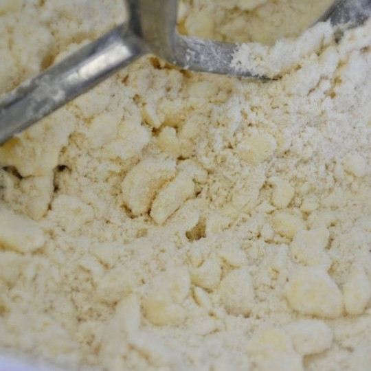 1. Этап. Пирог с черникой и персиками по-деревенски: Измельчаем муку со сливочным маслом в крошку.