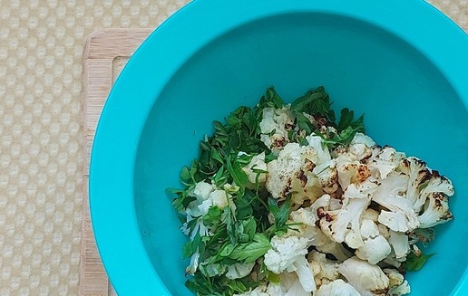 1. Этап. Цветная капуста с петрушкой и чесноком: Смешать капусту с петрушкой