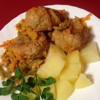 Тефтели с рисом и овощным соусом