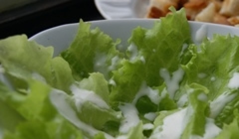 1. Этап. Салат Цезарь с колбасой: Листья салат вымыть, обсушить и нарвать руками. Заправить соусом и перемешать.