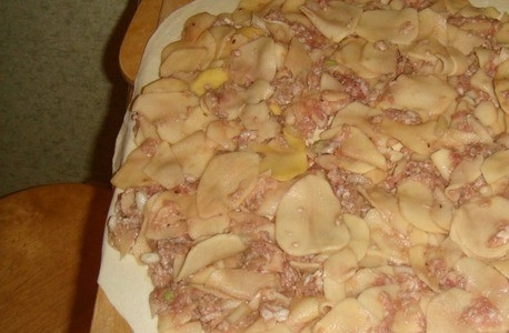 1. Этап. Чуду с мясом: Заранее приготовленную начинку выложите на раскатанное тесто и равномерно распределите мясо с картофелем по нему. Оставьте пару сантиметров по бокам для того чтобы можно было защипнуть тесто.