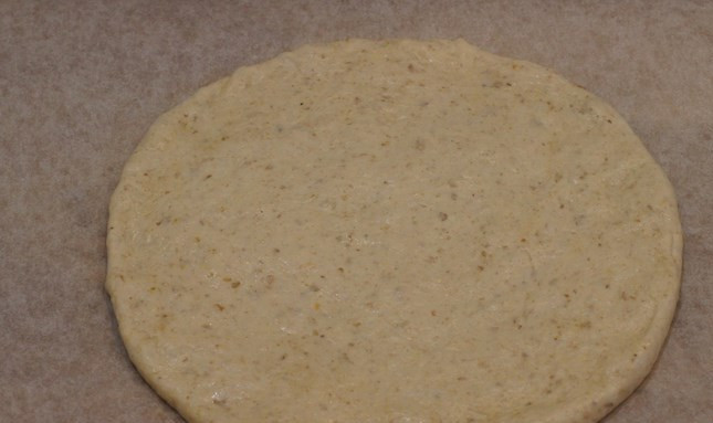 1. Этап. Тесто на кефире без дрожжей: Из готового теста на кефире без дрожжей можно делать и пиццу, и лепешки. Для начала можете испечь лаваш. Просто отправьте в разогретую духовку на 5-7 минут (переворачиваем потом).