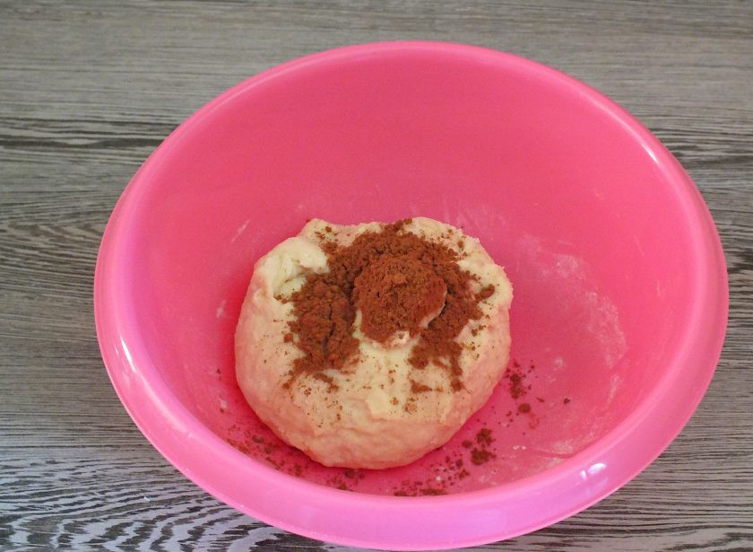 1. Этап. Дрожжевые булочки с какао: Разделите полученное тесто на две равные части. В одну добавьте какао. Хорошо вмешайте.