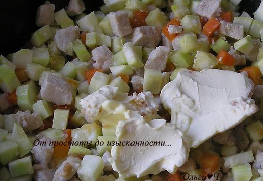 1. Этап. Летнее рагу из курицы с овощами: Добавьте каймак (или жирную сметану, сливки), перемешайте.