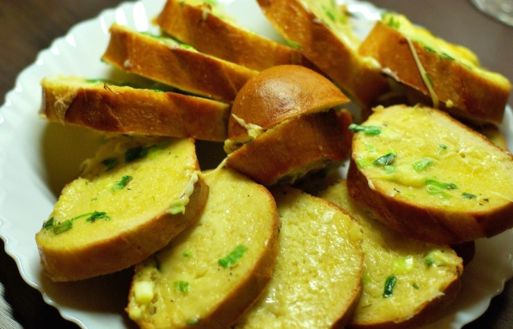 1. Этап. Сырный хлеб: Готовый сырный хлеб нарезаем и раскладываем на блюде. Приятного аппетита!