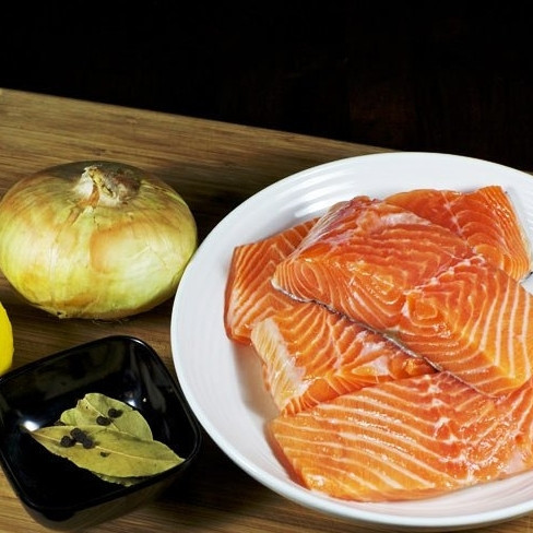 1. Этап. Красная рыба, запеченная в фольге: Подготовим все ингредиенты. У меня был лосось, нарезанный на порционные филе-кусочки (4 штуки). Если у вас просто большой филейный кусок рыбы - разрежьте на порционные.