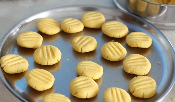 1. Этап. Песочное печенье без яиц: 4. Из полученной массы нужно сформировать небольшие шарики, которые примять вилкой или руками. Если тесто будет тонкое, более хрустящим будет песочное печенье без яиц в домашних условиях, чем толще - тем мягче оно будет. Выложить на противень или форму для запекания и отправить в разогретую духовку.