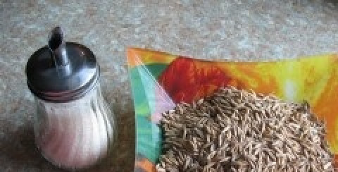 1. Этап. Квас из ячменя: Ячмень тщательно промойте, затем засыпьте в 3х литровую банку, добавьте сахар и залейте все холодной и чистой водой.