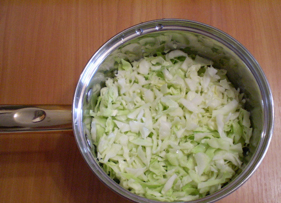 1. Этап. Капустная запеканка в духовке: 3. Кладем капусту в сотейник, вливаем молоко, солим и припускаем до мягкости. Затем всыпаем манку и перемешиваем. Оставляем под крышкой остывать.