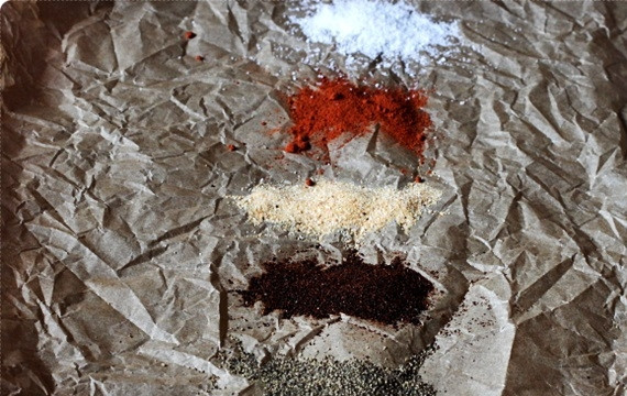 1. Этап. Сырные крекеры с чили: 1. Подготовьте ароматные специи или сушеные травы по вкусу.