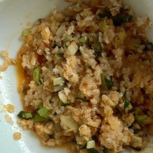 1. Этап. Китайская капуста, фаршированная коричневым рисом: В получившийся фарш разбиваем яйцо, хорошенько перемешиваем.