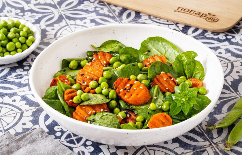 1. Этап. Теплый салат с морковью и горошком: Выложите салат в тарелку для подачи и посыпьте жареным кунжутом. Теплый салат с морковью и горошком готов, приятного вам аппетита!