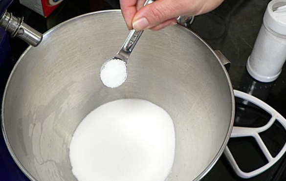 1. Этап. Лимонный пирог на сметане: 1. Прежде, чем начать заниматься тестом, включите духовку и оставьте разогреваться до 180 градусов. В глубокую мисочку всыпьте сахар и добавьте соль.