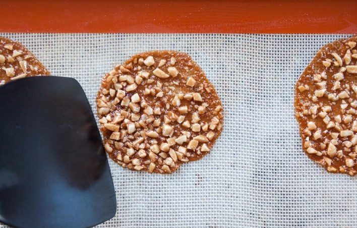 1. Этап. Миндально-шоколадное печенье: 8. Запекайте печенье в разогретом до 170 градусов духовом шкафу около 5-8 минут. Достаньте печенье из духовки и подровняйте его по форме. Оставьте их на 20 минут для остывания.