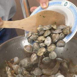 1. Этап. Суп из морепродуктов (Cacciucco alla livornese): Добавить моллюсков.