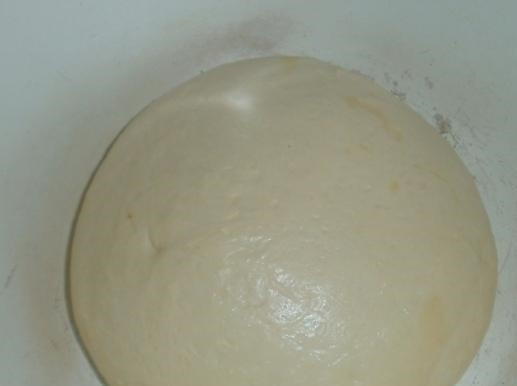 1. Этап. Соломка соленая: 3. Замесите тесто. Процесс вымешивания трудоемкий и займет у вас не менее четверти часа. Накройте тесто пищевой пленкой или полотенцем и оставьте его подходить на 40 минут.