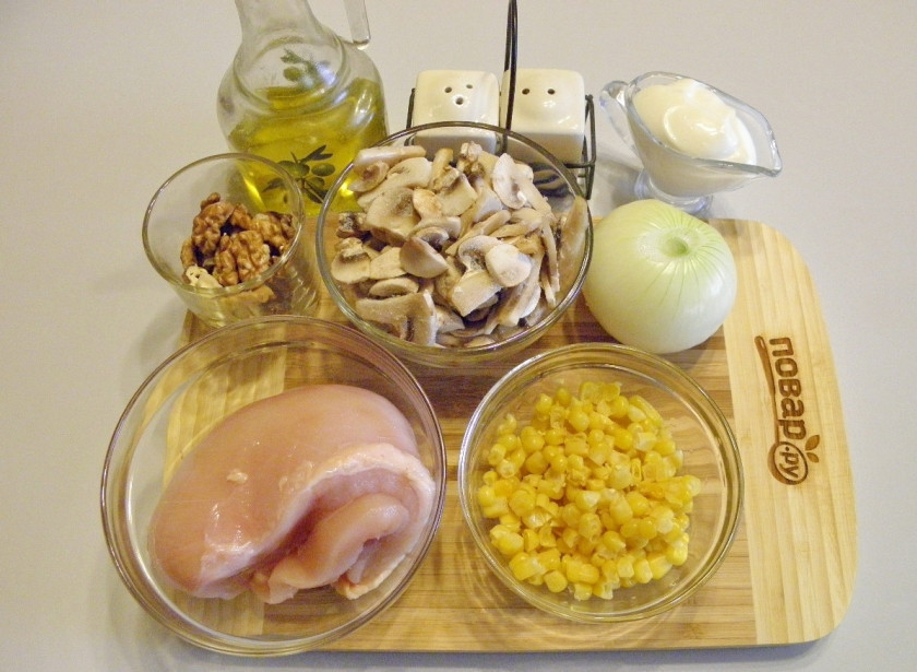 1. Этап. Салат Золотой петушок: Подготовьте продукты: луковицу очистите, грибы порежьте тонкими пластинками, мясо вымойте. Приступим.