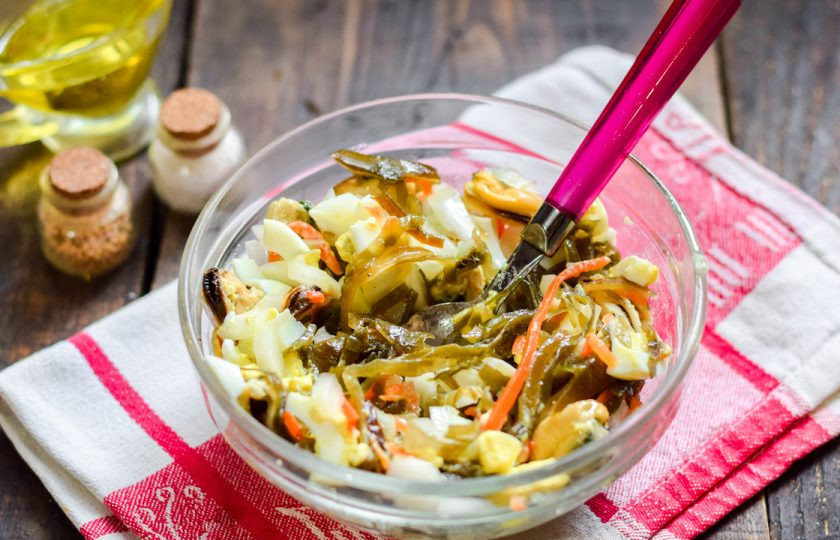 1. Этап. Салат с мидиями и морской капустой: Заправьте все ингредиенты маслом, перемешайте. Снимите пробу, при необходимости добавьте соль и перец по вкусу.