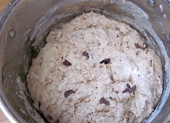 1. Этап. Хлеб с оливками: 6. Накройте тесто пленкой и оставьте его на 2 часа.