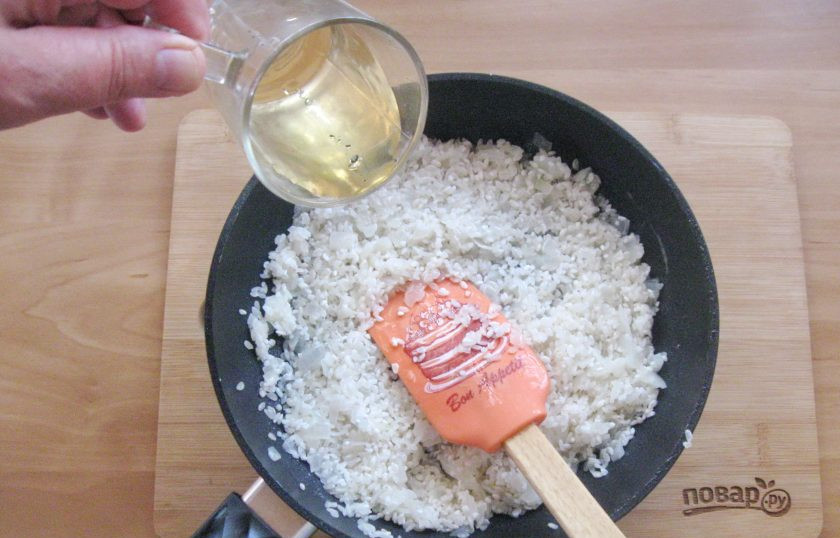 1. Этап. Ризотто по-итальянски: После влейте сухое вино и перемешивая рис на среднем огне, дайте вину впитаться.