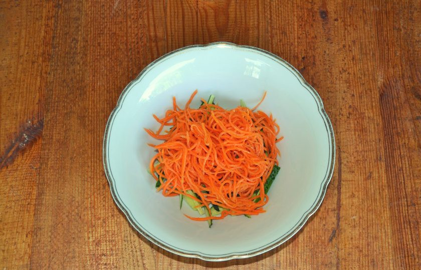 1. Этап. Фунчоза с огурцом и морковью: Добавьте морковь.