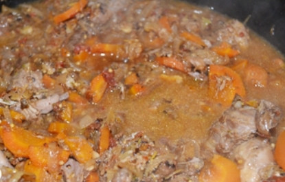 1. Этап. Кролик, тушенный в вине с овощами: Добавляем вино и еще примерно полтора стакана воды. Солим. Ставим на огонь, доводим до кипения и уменьшаем огонь до минимального. Прикрываем крышкой, но не до конца, пусть минут 30 выпаривается алкоголь. Затем крышку прикроем плотно.