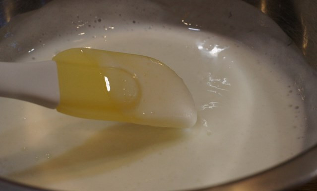 1. Этап. Тесто на кефире без дрожжей: В миску наливаем кефир, добавляем соду. Размешиваем и ждем, пока появятся мелкие пузыри и кефир загустеет. Обычно на это уходит 5-10 минут.