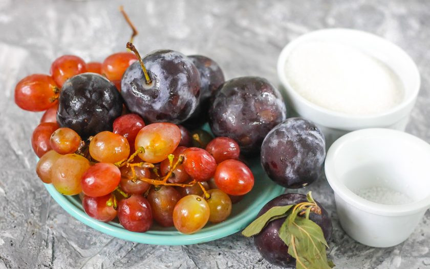 1. Этап. Компот из винограда и слив: Подготовьте указанные ингредиенты. Сливы и виноград пробуйте перед закатыванием, чтобы знать норму сахарного песка, которую нужно будет добавить в напиток. Вскипятите чайник с водой.