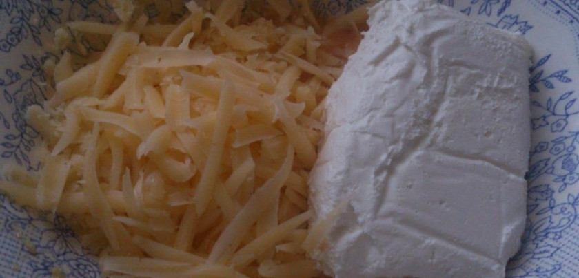 1. Этап. Хачапури ленивые: Натрите сыр на крупной терке, добавьте к нему творог, яйцо, разрыхлитель и соль по вкусу.