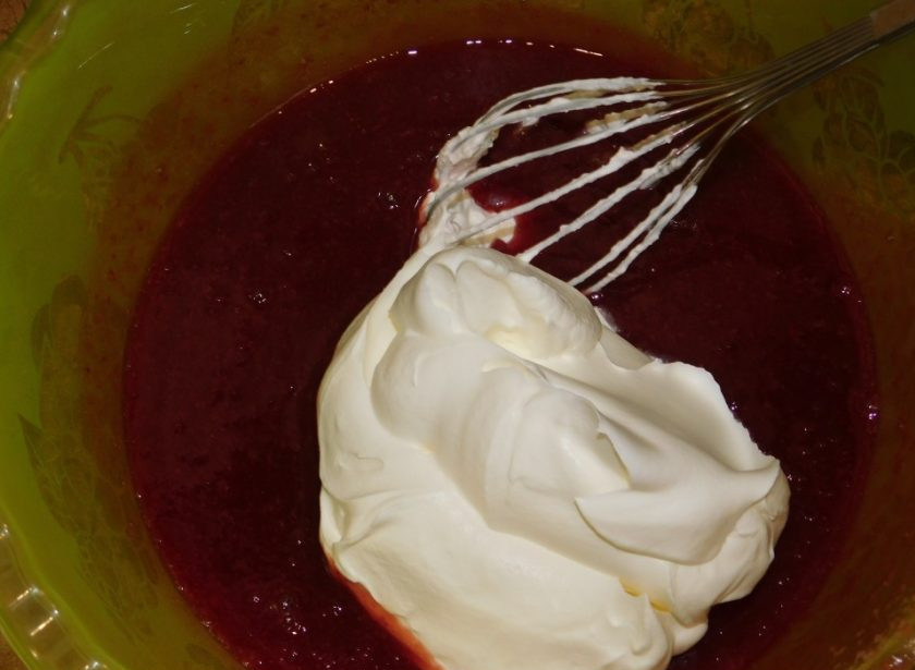 1. Этап. Торт Крем а-ля крем: В клубничную массу добавьте немного сливок и перемешайте. Затем добавьте еще немного и так введите все сливки.