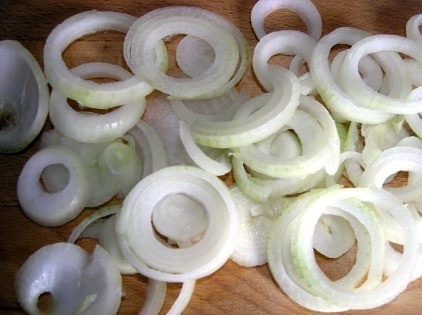 1. Этап. Ребрышки в духовке: 2. Луковицы очистить и нарезать средними кольцами. Мельчить в данном случае не надо, можно даже разрезать луковицу на крупные кусочки. При желании можно добавить немного чеснока, целыми зубками или измельченными через пресс.