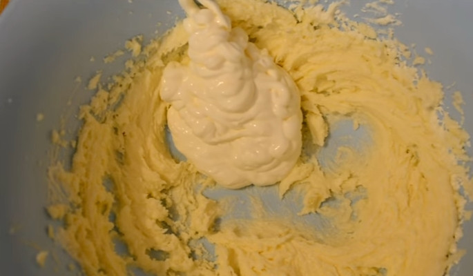 1. Этап. Пирог с абрикосами (простой и вкусный): 2. Добавляем сметану и снова перемешиваем, кладем по одному куриные яйца, после каждого перемешиваем массу миксером (венчиком).