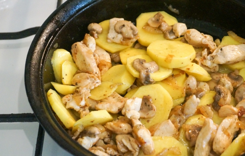 1. Этап. Быстрый мясной пирог: 5. Очистите и нарежьте тонкими ломтиками картофель. Обжарьте минут 7-10. Добавьте соль, перец или другие специи по вкусу.